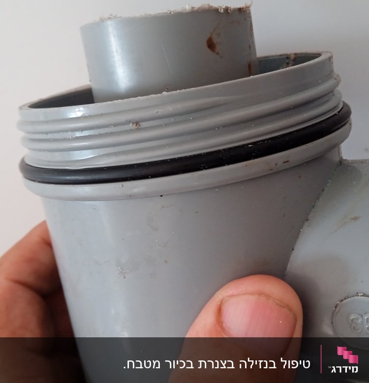 חלק פלסטיק אפור עם אטם גומי ביד אדם